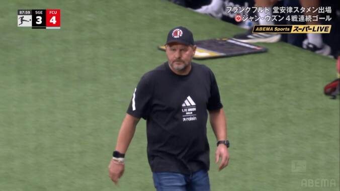 「態度わる…」激昂監督が“大暴れ”でレッドカード！「もうめちゃくちゃw」堂安律もびっくり？まさかの暴挙にファン騒然 3枚目