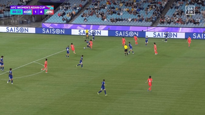 「暴力的になってきた…」韓国MF、なでしこDFの“腕を掴む→足を蹴る”で即ファウル「潰しにきたな」「怪我に気をつけて」ファン騒然【女子アジアカップ】 4枚目
