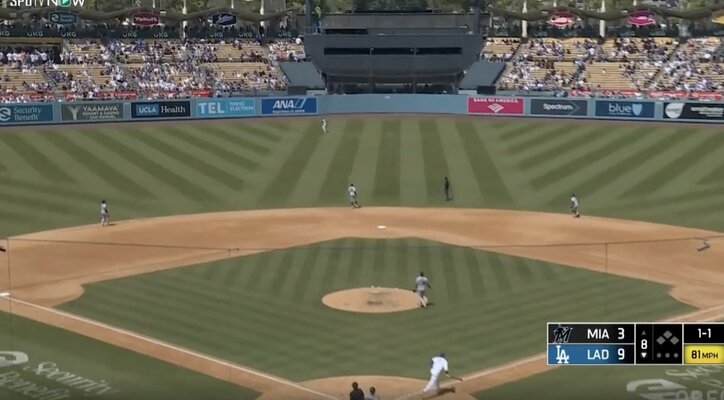 【写真・画像】何が起きた…？  走者・大谷翔平に“謎のハプニング”「どうした」「怖っ！」 相手投手がとんでもない大暴投→爆速生還… ファン騒然　1枚目