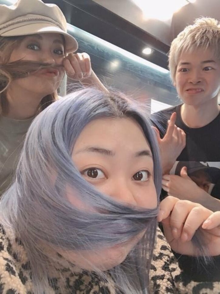 渡辺直美、髪の色を青紫に染めたことを報告「落ちると綺麗なグレーになってくれるから有難い！」