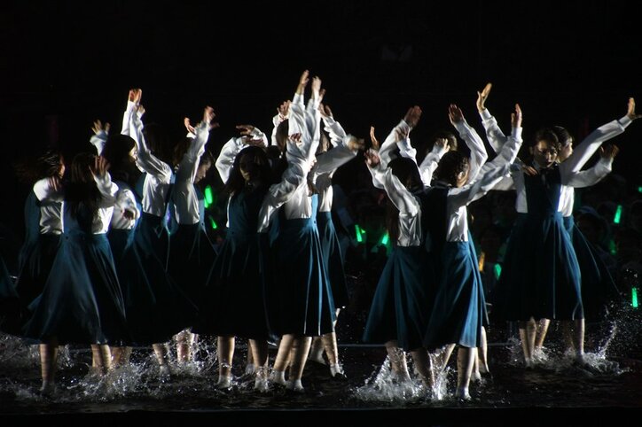 雨と210トンの水演出で国民全員が濡れた! 欅坂46『欅共和国2019』はアンコールなしのセトリで20曲を熱演
