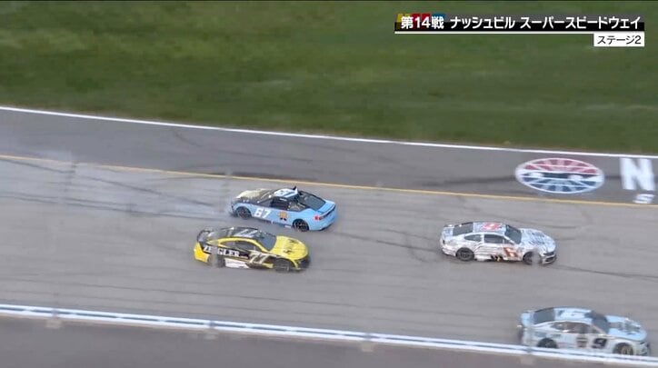 【写真・画像】誰にぶつけられたんだ！？トヨタのマシンが“斜め後ろから”壁へ…Xでも話題「コーナー入る前から接触」のアクシデント　1枚目