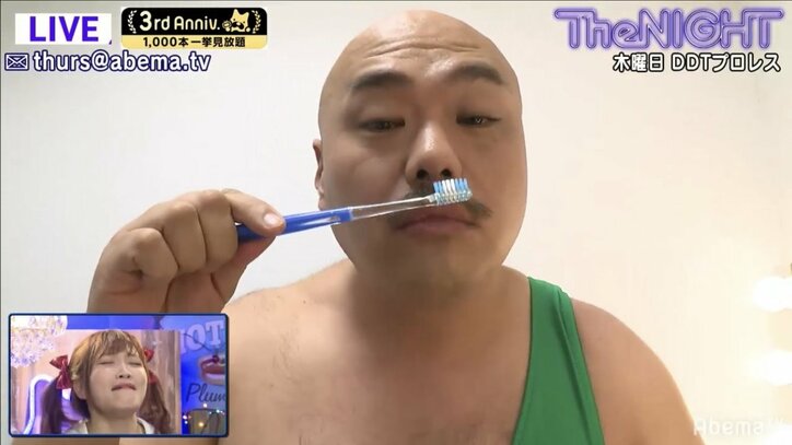 クロちゃん、楽屋物色で“グラドルレスラー”のブラ装着　「最低！」「ヤダ」と絶叫＆悲鳴が響きわたる