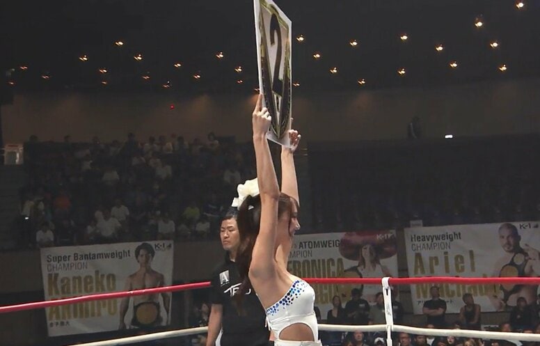 「何この運動神経」“9等身”ラウンドガール、リング上で180度開脚 驚異の身体能力に「いきなりスゴイ」ネット騒然 