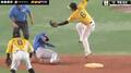 これは走れないって…ソフトバンクの異次元すぎるコンビプレーが炸裂 甲斐キャノン→牛若丸タッチで盗塁阻止の瞬間