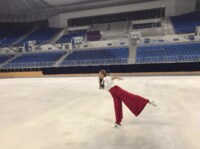 ざわちん、羽生結弦も滑る五輪リンクで華麗な“エア”フィギュア披露