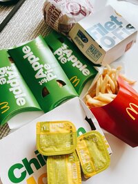 渡辺美奈代『みんなでお昼ごはん』