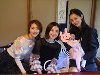 高垣麗子 伊東美咲らとの子連れランチショット公開、抱っこ写真に「美しいふたりに抱っこをしてもらい、幸せもの」