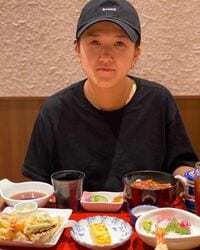 ぺえ、フェフ姉さんの誕生日を祝う「完全に久々の外食に来たおじいちゃん」プライベートショットに反響