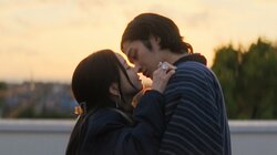 朝ドラ女優が“背伸びキス”でかわいすぎる告白の返事「よろしくな、彼氏」