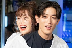 22歳ハーフ肉食グラドル＆イケメンモデルが1枚のシャツにイン！ 超密着ゲームで妖艶な乱れ髪