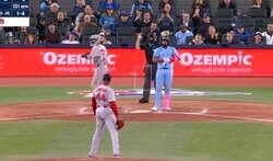 一体、何が起きた？ マウンドから睨んでニヤつく… 160キロ超え剛速球連発！“史上最速男”チャップマン、奪三振後に“恐怖リアクション”