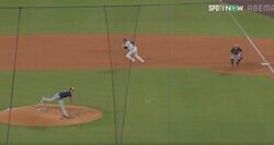 ウソでしょ？ 大谷翔平の足で“まさかの光景”「行くんかい！」 相手捕手が“イライラ”→とんでもないスピードで爆速盗塁