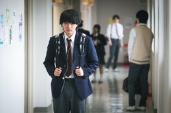 学校ではレイプ魔として扱われ孤立、精神が不安定な母と不倫する父…櫻井海音演じる高校生が可哀想すぎる『泥濘の食卓』