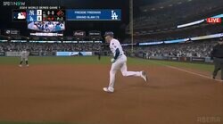 「鳥肌立った」フリーマンのサヨナラ満塁ホームラン“確信歩き”がカッコ良すぎる…実況は絶叫、打たれた投手も“確信ガックリ”の一部始終