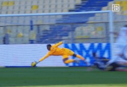 「奇跡的セーブだ！」鈴木彩艶の“スーパー横っ飛び”を現地メディア絶賛！「大きな功績」チーム最高評価で４試合ぶり勝利に貢献