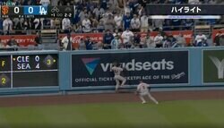 球場騒然！“韓国のイチロー”がフェンスに激突する衝撃シーン　あわやホームランの大飛球を全力ダッシュで追いかけた決死の危険プレー