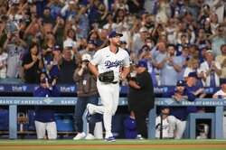 カーショー、本拠最終登板で5回途中2失点 11勝目ならずも球場総立ち ド軍一筋18年、5回1死“カーテンコール”に応え万感の降板
