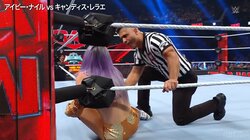 童顔の“妖精”美女レスラー、レフェリーを欺く暴挙！ まさかの展開にパートナー困惑…“小川直也式”飛行機ポーズで歓喜の退場も