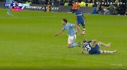 審判どこ見てるんだよ！まさかの判定に場内騒然　一発退場レベルの足裏"殺人スライディング”の問題シーン 相手の体ごと吹っ飛ばす！危険すぎるチェルシーMFギャラガーの爆速人間ロケットが炸裂