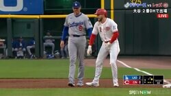 「どこ触ってんねん」フリーマン、ファンにもお馴染みのド軍元チームメイトと“じゃれ合い”にほっこり「キミは打ってもええよ」