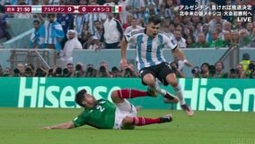 一発退場レベル！足裏での超絶危険タックル 「止めるより潰す」メキシコDFのレッドカード級ラフプレー