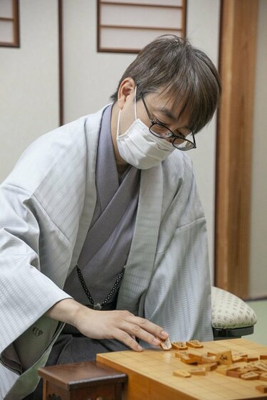 藤井聡太王将、初防衛へ王手なるか 後手番・羽生善治九段が得意の「横