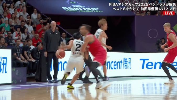 ふざけるな！ 富樫勇樹とホーバスHCが“衝撃判定”に激昂…「審判も敵か」「アンスポ並みにぶつかってるやん」元日本代表は“笛を吹きにくい空気”を指摘 2枚目