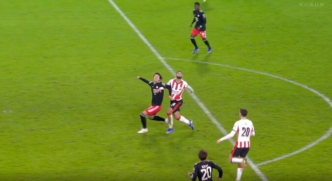 「ゴツすぎる」伊藤洋輝、目を疑う“まさかの光景”「すげえw」「強いな」相手エースを“強靭フィジカル”で圧倒「吹っ飛ばしたな」 4枚目