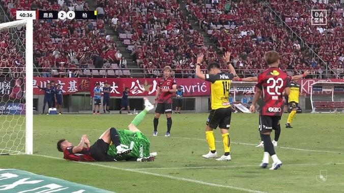 「ふっとばされた」1人で2人をなぎ倒す“強烈接触”がイエローカードでファン物議「レッドだろこれ」「あれ止まれは無理やろ」 4枚目