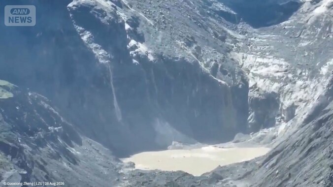 岩盤と氷河が落下した地点近くにみえる湖