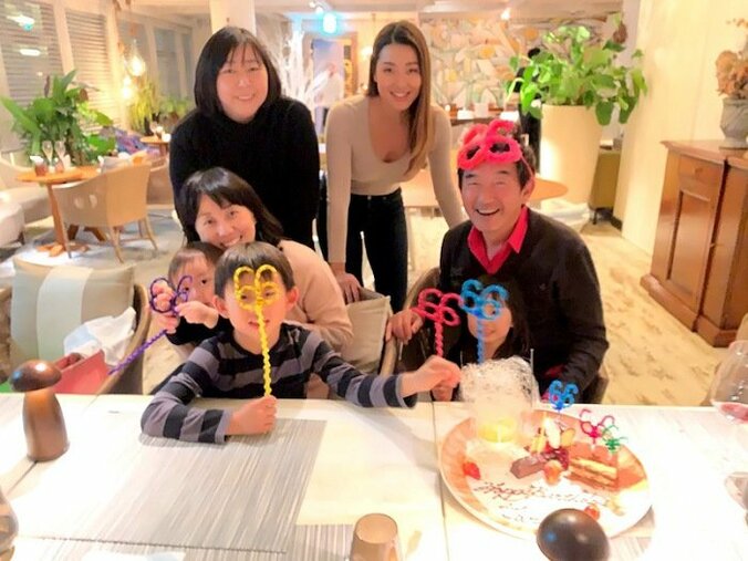 東尾理子、夫・石田純一の66歳の誕生日を家族で祝福するも「理汰郎が、、、、、」 1枚目