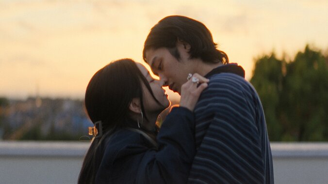 【写真・画像】朝ドラ女優が“背伸びキス”でかわいすぎる告白の返事「最高のキス」「推せる」と話題に　1枚目