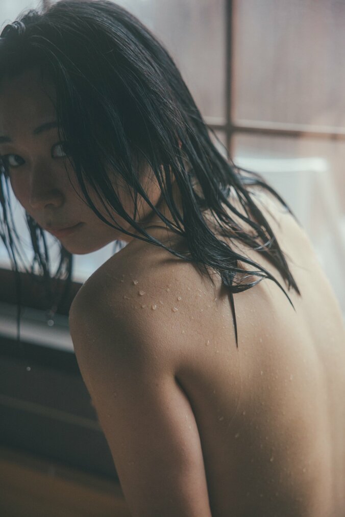 アンゴラ村長1st写真集が発売決定 「“ふつう”の30歳が魅せる本格グラビア」がテーマ、大人の表情も 4枚目