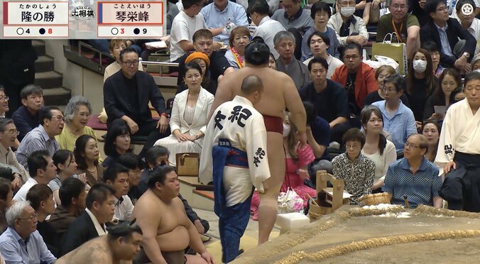 「大相撲を観戦できました！」元“世界の”人気芸人が力士のほぼ真横に…「テレビで見てたら最前列に」捉えた姿にネット注目 4枚目