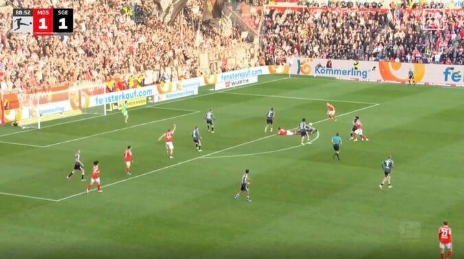 どうなってる…！？ 佐野海舟が「バケモノすぎる」相手3人囲まれながら“ドリブル突破”→驚異の“鬼フィジカル”「体強すぎ」「重戦車かよ」 5枚目