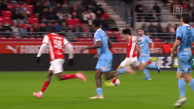 「今季ベストゴールだ」中村敬斗の“衝撃ドライブシュート”に海外ファン熱狂！「リーグドゥ最高の選手」「マルセイユは獲得すべき」 3枚目