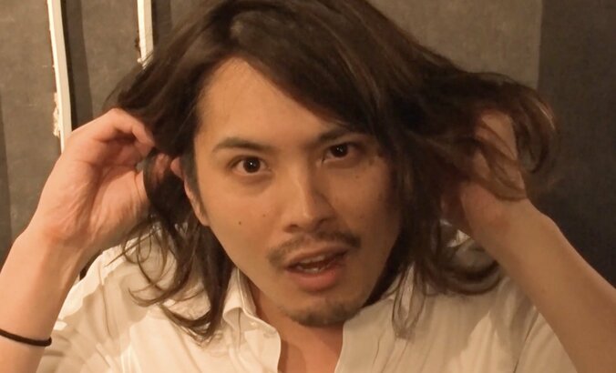 【写真・画像】元NEWS草野博紀（37）がマッチョバーのキャストに「気持ちいいこれ、天職かもしれない」密着接客に手応え　1枚目