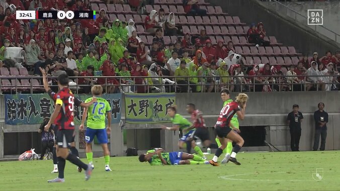 「大丈夫か？」鈴木優磨、空中戦で衝突→顔面流血でスタジアム騒然「顔面にヘディングくらったぞ」 4枚目