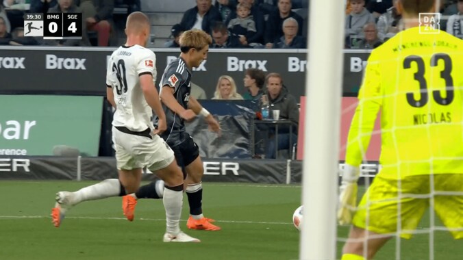 天才かよ！ 堂安律が“股抜きクロス”で１試合２アシスト目「スーパーすぎる！」「左に流れても仕事するな」精密な左足にファン大興奮 4枚目