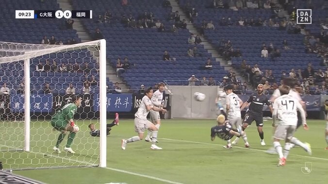 ゴール左隅へ決めたバイシクル弾