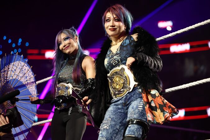 カブキ・ウォリアーズのカイリ・セインとASUKA（写真左から）