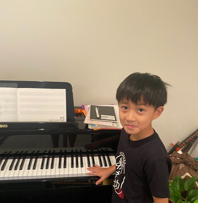  市川海老蔵、作曲をする息子の姿を公開「才能が溢れてます」「楽しみです」の声  1枚目