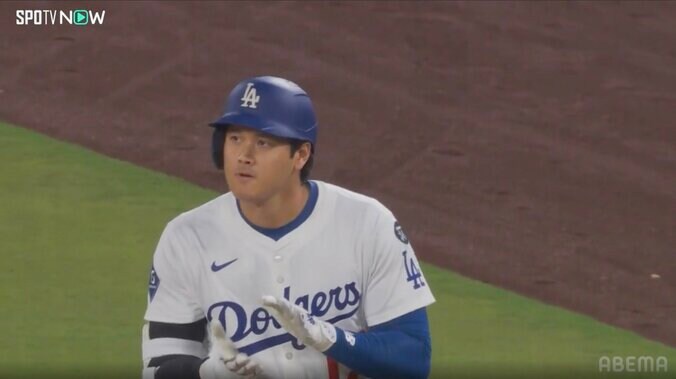 大谷翔平、満塁で併殺崩れも「最低限の仕事」 負けられない首位攻防戦で勝利へ執念…“3度手を叩き、2度頷く” 3枚目