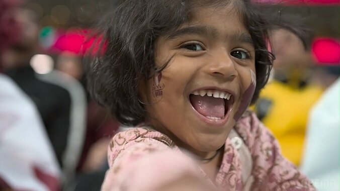 4年後はもっと笑顔に！カタールサポーターの少女、国際映像で見せたMVP級の笑顔 1枚目