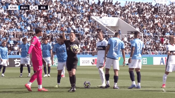 「また問題行動を…」鈴木優磨の“ボール水かけ”→主審に叱られ不満顔が物議！「余計なことすんなー」「ちょっと怒ってる」「やめなさいよw」Xトレンド入り 3枚目