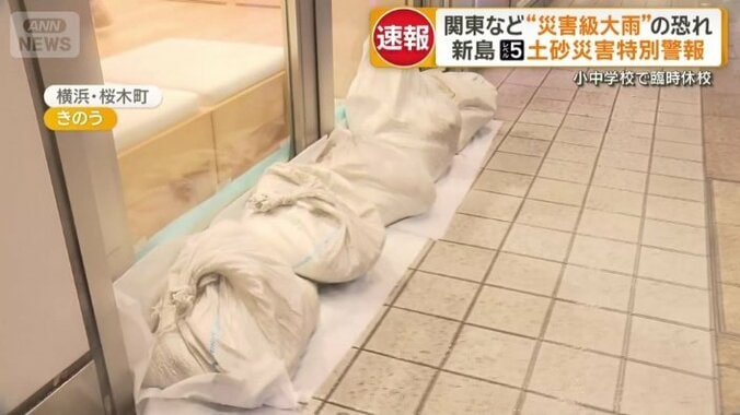 駅構内の店前にはシートの上に土嚢