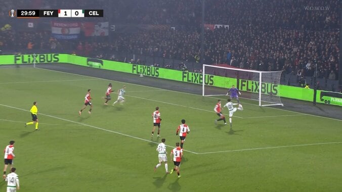 どうなってるの？日本代表MFの超技巧“ジャンピングループパス”に脚光「背中に目ついてる」「よく見つけた」ファン衝撃の芸術的アシスト 5枚目