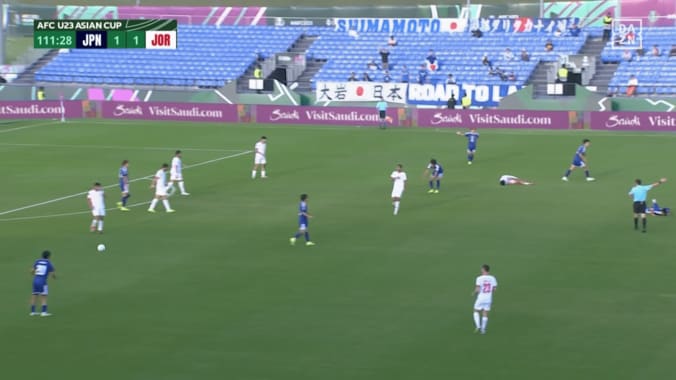 「えっ？ファウル？」日本代表MFの“好守備”に不可解ジャッジ…「フットボールコンタクトだろ」「意味分からん」小倉幸成とファンが唖然【U23アジアカップ】 4枚目