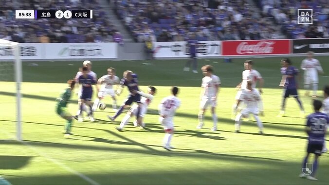 SNS沸騰！“ほぼ一直線”に飛ぶ鋭利な“30m級超高速ロングスロー”に衝撃「軌道やばいって」「まるでCK」「ロングスローは完全に戦術として確立した」 3枚目